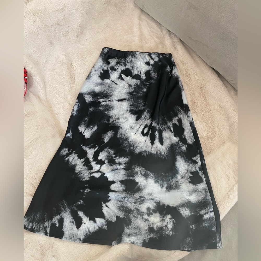 Satin slip skirt. Tie dyed , medium, black